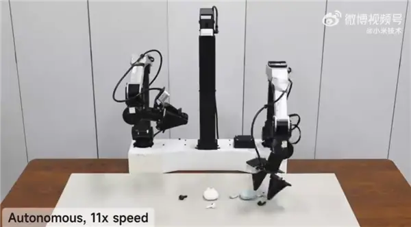 小米开源Xiaomi-Robotics-0后训练全流程！机器人秀神操作：丝滑连续收纳耳机