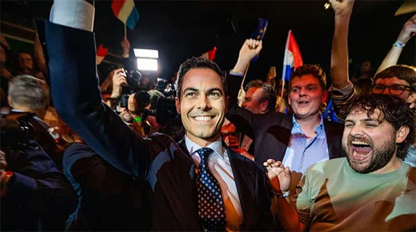 荷兰六六民主党领袖罗布·耶滕与支持者一起庆祝。 社交媒体