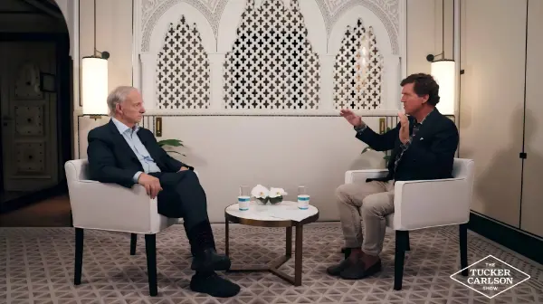 瑞·达利欧（左）与塔克·卡尔森在对谈中 视频截图