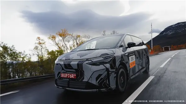 新款小鹏X9在北极冰雪路面100-0km/h急刹 稳稳刹住