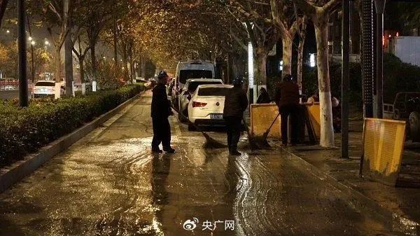 工作人员对周边道路进行清理（央广网发 海州区委宣传部供图）