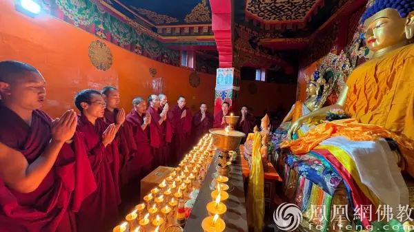班禅因明学院学僧在世界吉祥万佛塔主殿为受灾群众点燃酥油灯、诵经祈福