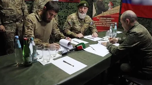 俄国防部与车臣阿赫玛特志愿者部队签约。截屏图