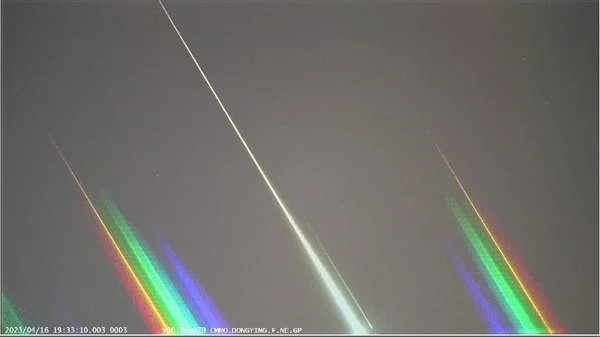 山东多地居民拍到巨大绿色火流星：滞空近10秒