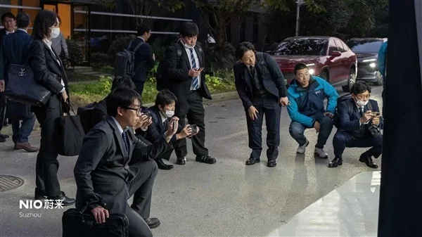 丰田技术人员参观蔚来换电站：蹲在地上疯狂拍摄
