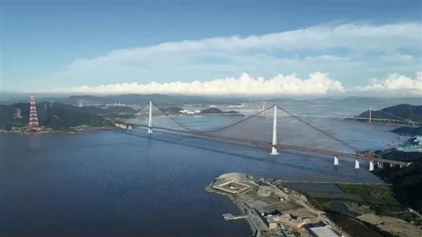 汽车火车平层跑：世界最宽跨海大桥完成灌注！