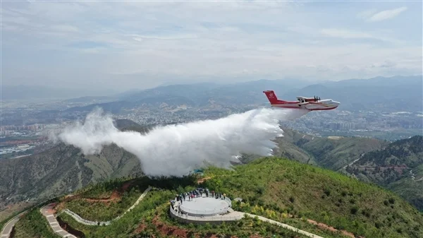 全球最大水陆两栖！中航工业AG600大型灭火飞机亮相欧洲