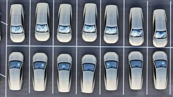 约60台特斯拉Cybercab量产版惊现得州工厂：方向盘竟然还在！