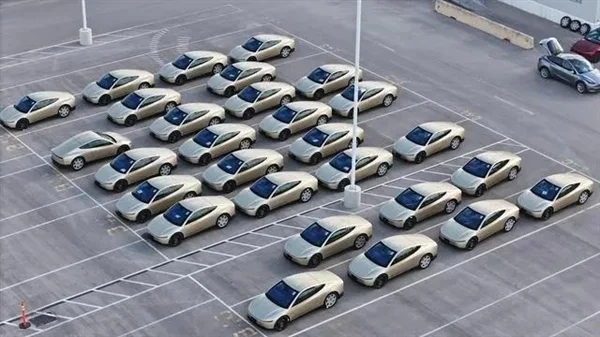 约60台特斯拉Cybercab量产版惊现得州工厂：方向盘竟然还在！