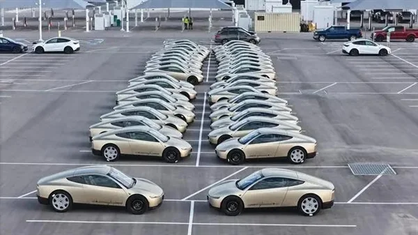 约60台特斯拉Cybercab量产版惊现得州工厂：方向盘竟然还在！