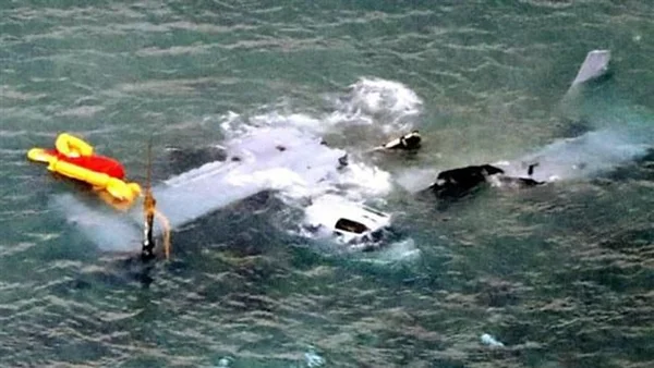坠入海中的V-22“鱼鹰”，该机服役以来，至少发生16起坠毁事故，共死亡57人，不少人将其称为“飞行棺材”。
