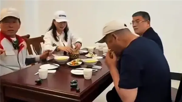 于东来力挺魏建军 直播中再订购100台长城坦克700送给员工