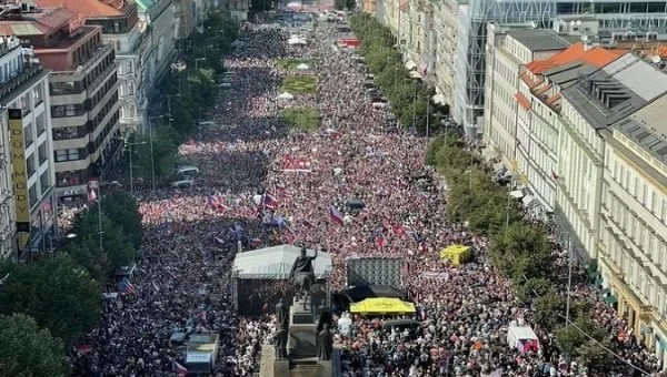 布拉格街头抗议的民众