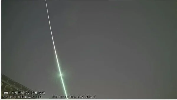 山东多地居民拍到巨大绿色火流星：滞空近10秒