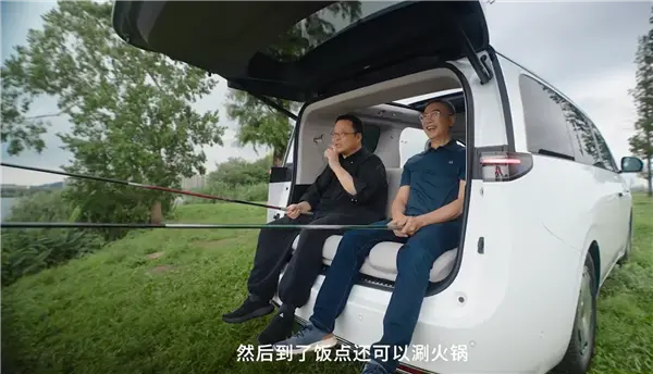 零跑D99后排翻转能当钓鱼椅 罗永浩：非常梦幻 到了饭点还能涮火锅