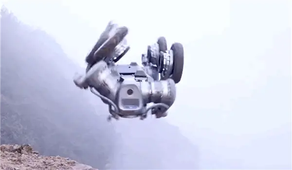 宇树科技B2-W工业轮足机器狗大秀技能：上山下水、侧空翻无所不能(图2)