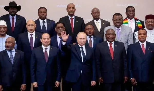 2019年，俄罗斯总统普京在索契与多位非洲国家的领导人举办了俄罗斯-非洲峰会。图源：Sergei Chirikov摄/Agence France-Presse — Getty Images