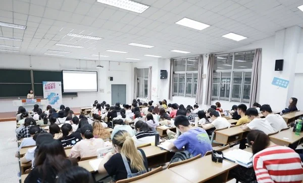 为大学生传递“心”能量 2021 AMORE能量青年奔赴南京