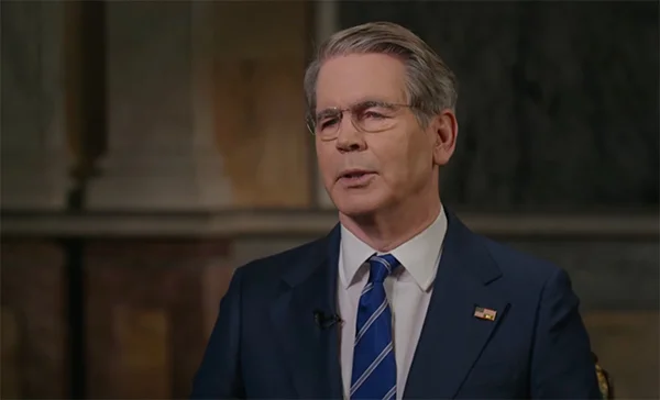 美國財政部長貝森訪談特接受一檔播客節目影片截圖