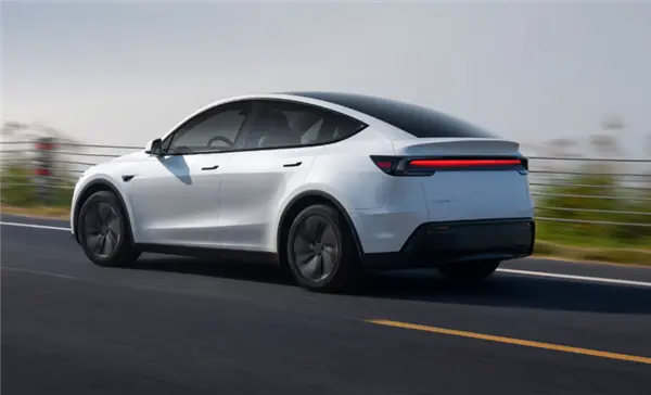 特斯拉行驶中车门自动弹开 车主：再快一点 自己可能就甩出去了