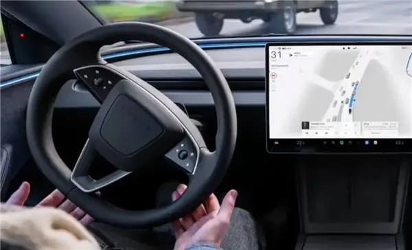 真自动驾驶!车主实测特斯拉FSD V14 全程玩手机没任何提示