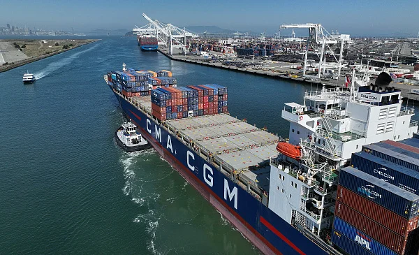 当地时间2023年8月7日，美国奥克兰，航拍集装箱船进入奥克兰港 图源：视觉中国