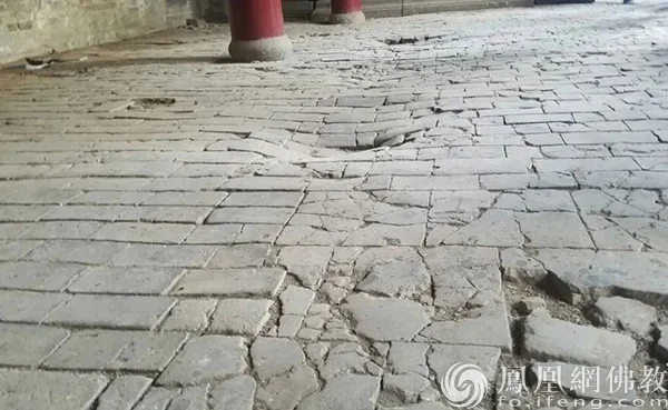 少林武僧练拳习武的脚坑