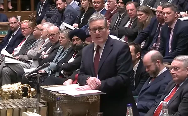 当地时间2月4日，斯塔默在英国议会回答议员的质询 视频截图