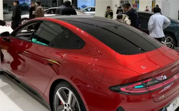 试驾排到下周！新小米SU7上市首日客流爆满：销售称最快4月能交付