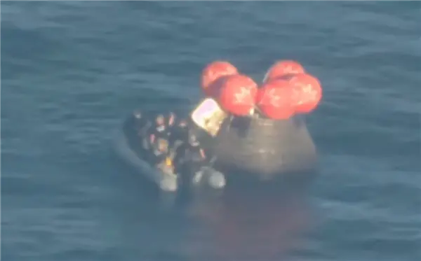 溅落50分钟后！阿尔忒弥斯2号返回舱终于打开舱门