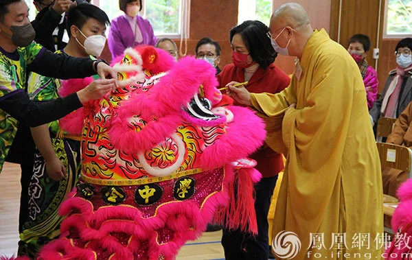 香港佛教联合会会长宽运法师宽运法师、香港特区政府民政及青年事务局局长麦美娟、香港中联办协调部部长朱文及原香港民政事务局局长曾德成主持醒狮点睛仪式