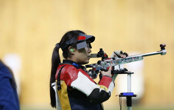 里约奥运射击50米步枪三姿，张彬彬摘得银牌，杜丽获得铜牌。