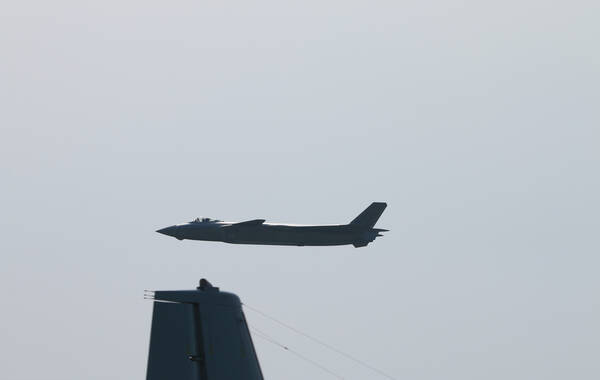 2016年11月1日，广东珠海，空军试飞员驾驶两架歼-20飞机进行飞行展示，这是中国自主研制的新一代隐身战斗机首次公开亮相。当日，为期六天的第十一届中国航展在珠海开幕。供图：张坤/视觉中国