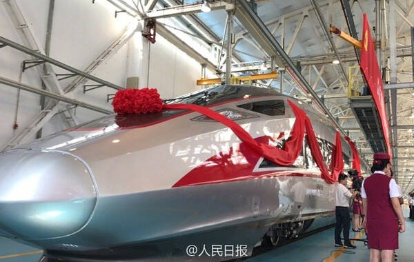 6月25日，由中国铁路总公司牵头研制、具完全自主知识产权、达世界先进水平的中国标准动车组被命名为“复兴号”。26日，“复兴号”将在北京南站和上海虹桥站双向首发。