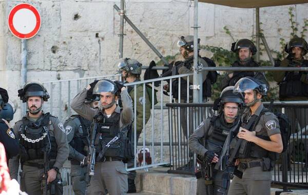 　　12月8日，在耶路撒冷老城大马士革门外，以色列警察在警戒。近日，以色列方面加强了耶路撒冷及周边地区的警戒，以应对可能出现的冲突。美国总统特朗普6日宣布承认耶路撒冷为以色列首都，引发国际社会的反对。新华社记者郭昱摄