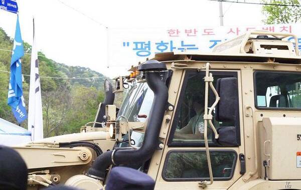 海外网4月20日电 据韩媒报道，当地时间20日上午，驻韩美军欲将装载2台重型机械的军车开进萨德部署地，当地居民誓死阻拦并与警察发生冲突，造成2名居民跌倒受伤，其中1人被当场送往医院。僵持发生40多分钟后，军车在警察引导下进入星州高尔夫球场。