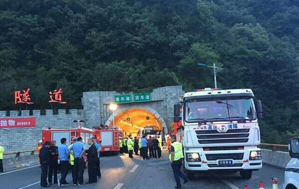 据华商报报道，2017年8月10日23时34分，西安-汉中高速一客运发生事故已经导致36死13伤。初步了解，事故发生在10日23时34分，事故车辆为河南经营的一辆客运车，从成都发往洛阳，在途经西汉高速秦岭隧道时，因撞到隧道墙壁发生事故，事故造成36人死亡，13人受伤，伤者已被紧急送医。（袁小锋）