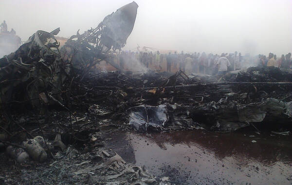 新华社3月20日报道，一架小型客机20日下午在南苏丹瓦乌机场着陆时坠毁，燃起大火并爆炸。中国赴南苏丹（瓦乌）工兵和医疗分队参与救援。庆幸机上44人奇迹生还，其中9人受伤送院，暂时未知意外原因。