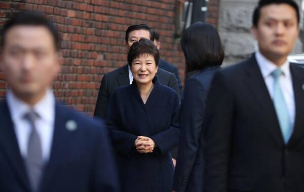当地时间2017年3月22日，韩国首尔，韩国检察厅特别调查本部21日晚11时40分许结束了对前总统朴槿惠的调查。调查共持续14小时，朴槿惠在确认审讯记录内容后归家，微笑面对支持者。