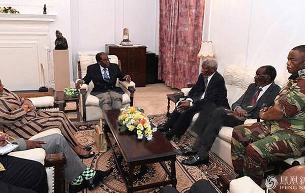 2017年11月16日报道，这是穆加贝(Robert Mugabe)（居中位置穿黑色衣服者）在军事“政变”中被软禁后的第一张照片——他声称自己拒绝辞去津巴布韦总统的职务。在房间里，有军事总参谋长康斯坦蒂诺·奇温加(身着迷彩服)，国防部长悉尼·塞克亚米(在穆加贝的左边)，国家安全部长穆哈迪(红色领带)和南非政治家Nosiviwe mapisa-nqakula(黄色头戴)。