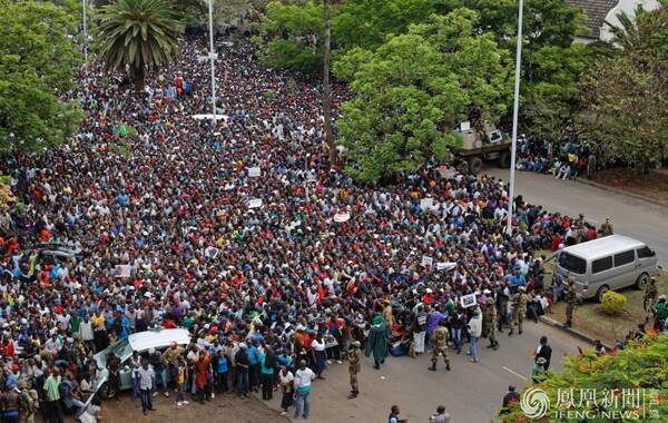 11月19日报道，数万名津巴布韦民众当地时间18日上午涌入首都哈拉雷街头举行大规模游行，对军方的军事行动表示支持，并要求总统穆加贝立即辞职。图为民众聚集在津巴布韦政府大楼门前抗议。文：新京报 新华网