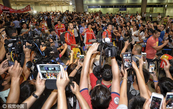北京时间8月23日晚23时许，在里约奥运会拿到金牌的中国女排回到北京，在首都国际机场，她们受到了上千名球迷的热情欢迎。
