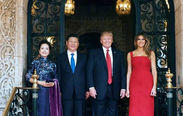 2017年4月6日，习近平同美国总统特朗普举行中美元首会晤。图为海湖庄园合影。新华社记者 饶爱民/摄