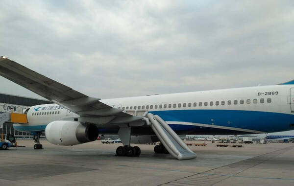 女乘客擅开飞机滑梯被拘12天 厦航:损失最低10万_手机凤凰网