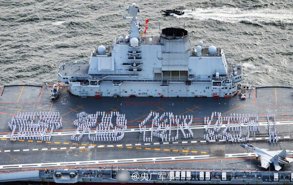 据央广军事消息，2017年7月7日上午，海军航母编队抵达香港。（驻香港部队提供） ​​​​