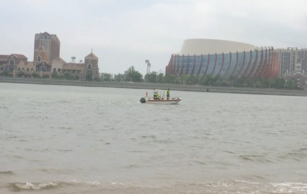 8月6日报道，北京女孩裴元瑾、裴元桐，8岁，双胞胎，于8月5日下午15：00左右，在青岛万达公馆A区海滩(据孩子妈妈的描述，是星光岛贝壳桥对面的海滩)走失，身高大约1.2米左右。6日中午11:45，记者在搜救现场确认，失踪的北京双胞胎姐妹，已找到一人，漂浮在海上，已无生命体征。