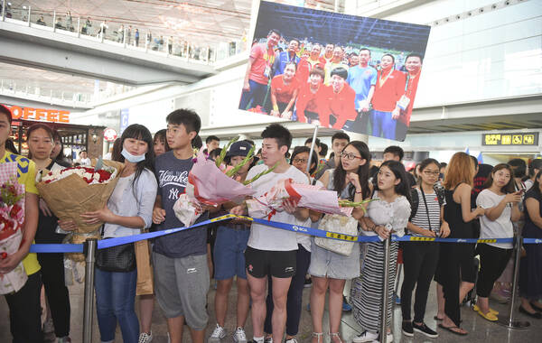 日,北京,里约奥运会中国乒乓球代表团第二分队终于抵京,众多粉丝接机