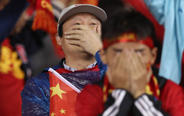 北京时间10月6日，国足主场0-1不敌叙利亚，三战不胜仅积1分，出线形势极其严峻！现场助威的球迷对这样的结果感到非常伤心，一位球迷眼含热泪。