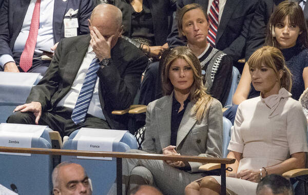 当地时间2017年9月19日，美国纽约，第72届联合国大会“一般性辩论”拉开帷幕，特朗普上任后首次在联大亮相发言，一向口无遮拦的他在大会上再度“开炮”。面对总统的发言，听众席上的白宫幕僚长凯利以手掩面。