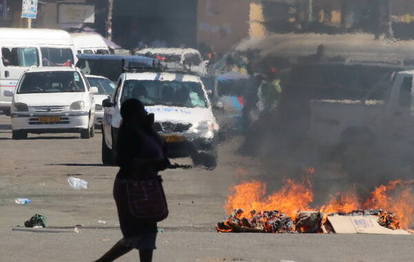 据英国广播电视台15日报道，津巴布韦首都哈拉雷15日连续发生数起原因不明的爆炸，同时津巴布韦军队据称已经攻占了津巴布韦国家电视台。此前津巴布韦国防军司令康斯坦丁·古韦亚·奇文加在13日曾经表示，执政的津巴布韦非洲民族联盟—爱国阵线如果不结束内斗，军方将“毫不犹豫地介入”。津巴布韦驻南非大使拒绝称这是一场政变。文/观察者网
